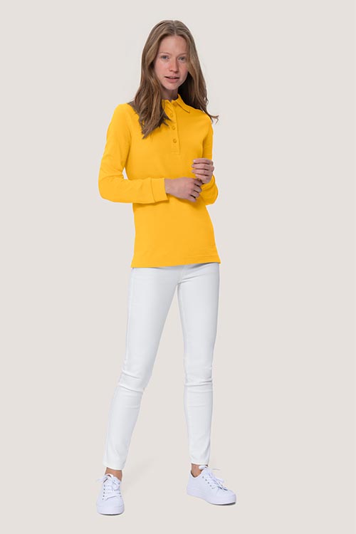Berufsbekleidung Zimmermädchen gelbes Langarmpoloshirt HAK215 mit weißer Stretchhose HAk720
