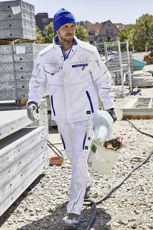 Arbeitskleidung Baustelle Softshell Jacke JN853 und Arbeitshose JN847 in weiß blau mit blauer Mütze MB7551