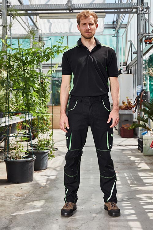 Arbeitskleidung Gärtnerei Poloshirt JN858 und funktionelle Arbeitshose JN847 in schwarz hellgrün
