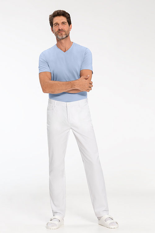 Berufsbekleidung Housekeeping Greiff Care hellblaues T-Shirt mit weißer 5-Pocket Hose