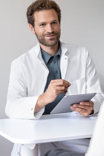 Berufsbekleidung Medizin Greiff Herrenkittel mit grauem Poloshirt