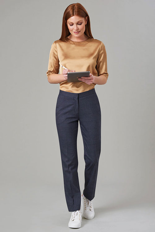 Corporate Fashion moderne Hose in Navy-Check mit Ravenna Bluse in Gold