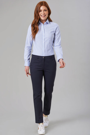 Apotheke Kleidung Casual Business Style, hellblaue Herringbone Bluse, Marinefarbene 5-Pocket-Hose, Sneaker